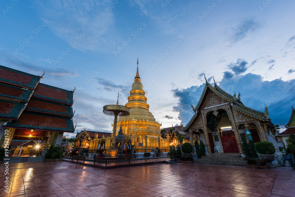 Naklejka premium Wat Phra That Hariphunchai with Twilight time in Lamphun Province, Thailand. Most famous temple in northern of Thailand.