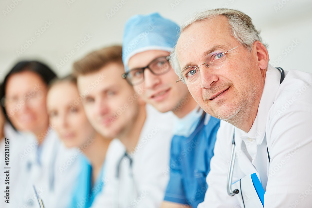 Erfahrener Oberarzt und sein junges Ärzteteam StockFoto Adobe Stock