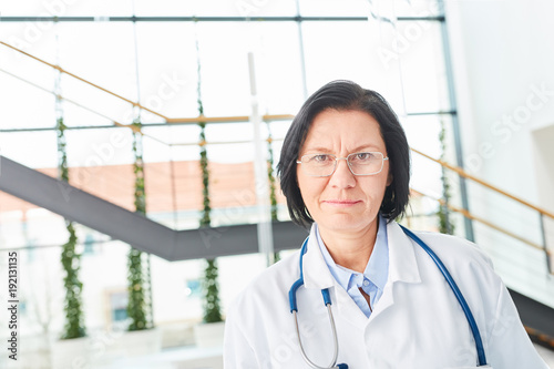 Porträt einer älteren Frau als Ärztin mit Erfahrung