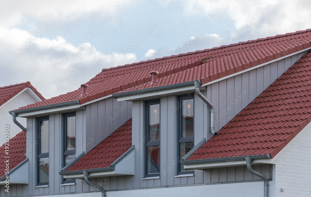 Dachgauben mit Fenstern und Dachpfannen