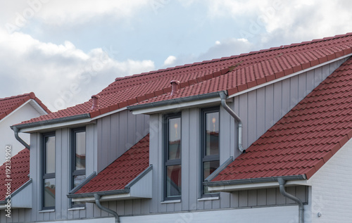 Dachgauben mit Fenstern und Dachpfannen