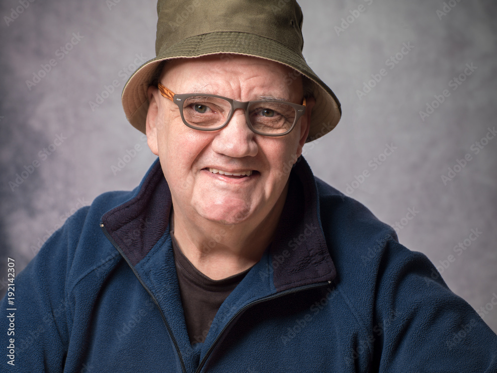 portrait vieil homme avec sourire coiffé de son bob sur fond gris Photos |  Adobe Stock