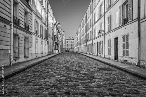 Canvas Print Picturesque cobbled street in Paris, France