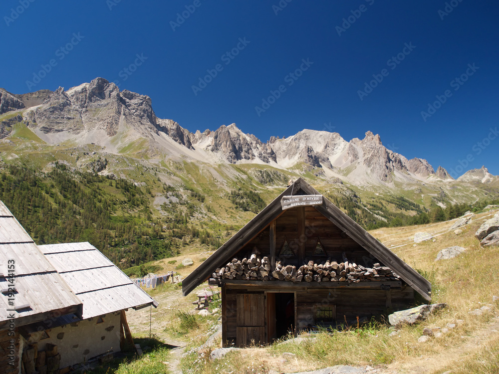 Fototapeta premium Berghütte aus Holz in den französischen Alpen mit Bergpanorama 1