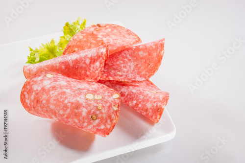 Salami Scheiben auf Teller photo