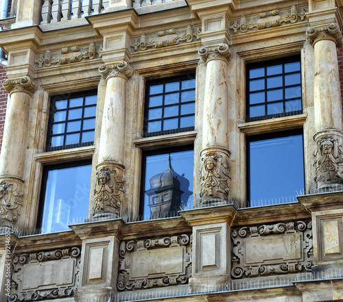 Wundervolle Fassade der ehemaligen Kaiserlichen Hauptpost mit Turmspiegelung im Fensterglas photo