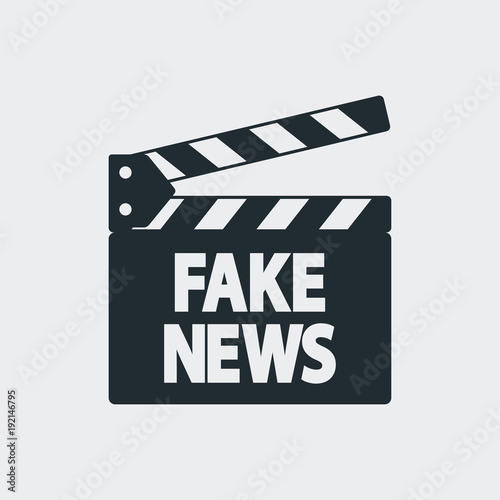 Icono plano claqueta con FAKE NEWS en fondo gris
