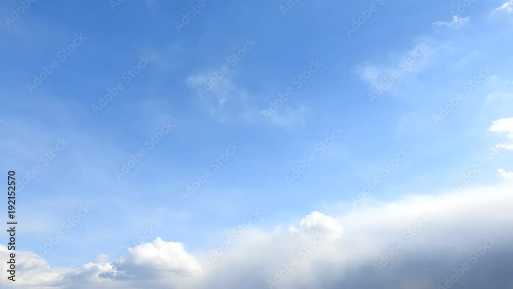 穏やかな空、雲がゆったりと流れます。 穏やかな空、雲がゆったりと流れます。