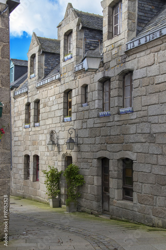Fototapeta Naklejka Na Ścianę i Meble -  Concarneau. Maisons typiques bretonnes dans la ville close. Finistère. Bretagne