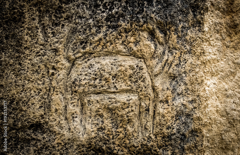 Obraz premium Ancient petroglyph of an animal in Gobustan National park. Exposition of Petroglyphs in Gobustan near Baku, Azerbaijan.