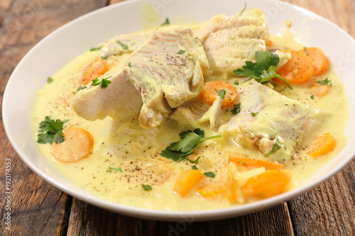 fish cooked with carrot, cream and curry