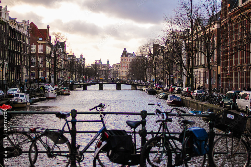 vista di un tipico canale di Amsterdam da un ponte