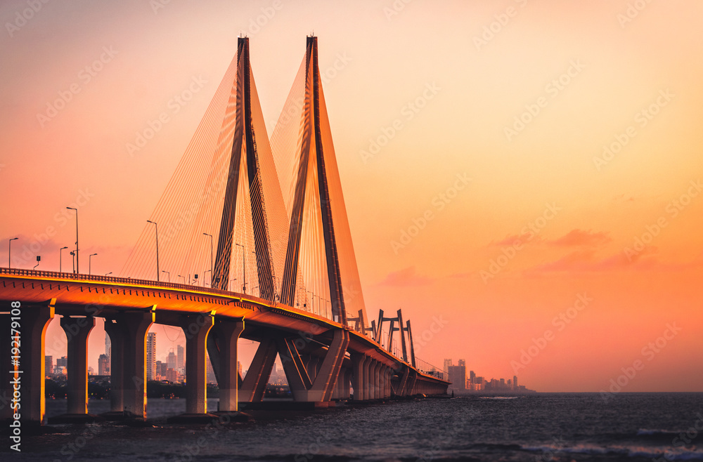 Fototapeta premium Połączenie morskie Bandra Worli w Bombaju o zachodzie słońca