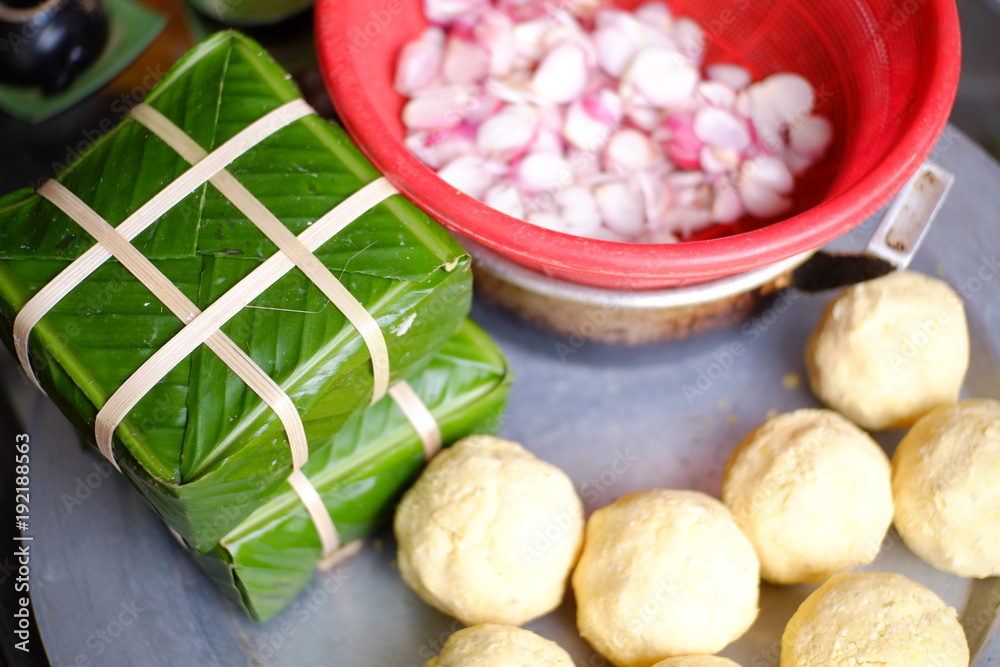 Packing Banh Chung (sticky rice cake), this is a traditional Vietnamese rice cake which is made from glutinous rice, mung beans, pork and other ingredients. Packing Banh Chung (sticky rice cake), this is a traditional Vietnamese rice cake which is made from glutinous rice, mung beans, pork and other ingredients.