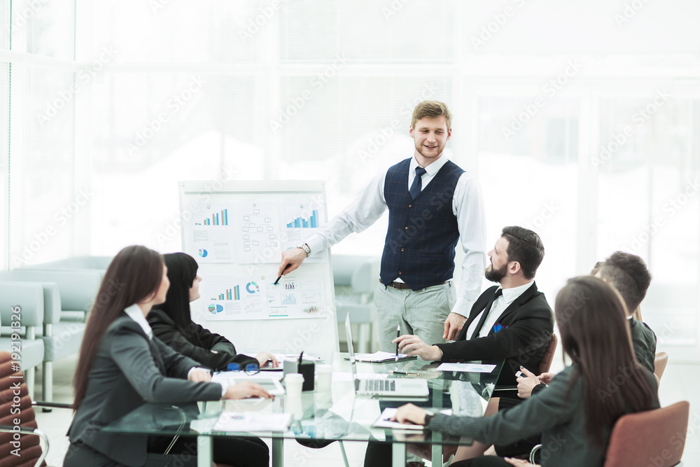 Obraz premium business team gives a presentation of a new financial project for the business partners of the company