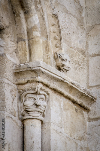 Modillons démoniaques de l'église de Vernouillet (Yvelines)