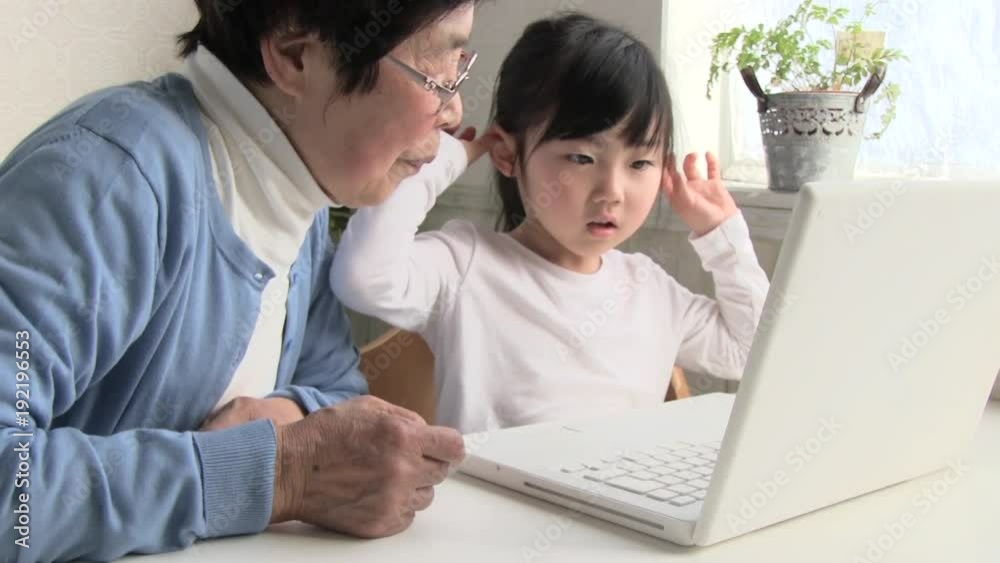 孫とパソコンを使うシニア 孫とパソコンを使うシニア