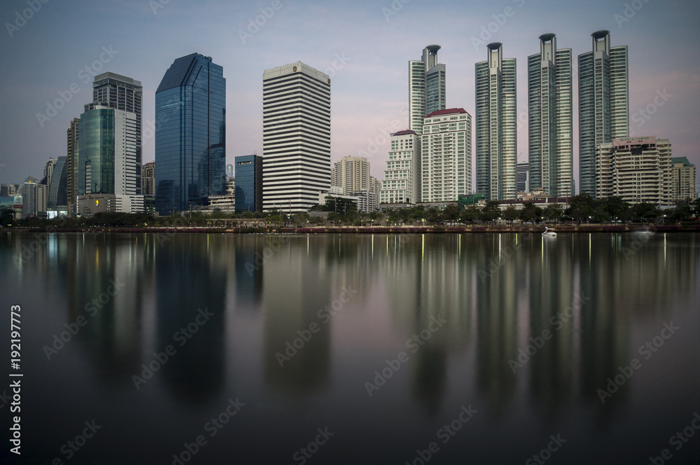 Une réflexion des grattes ciel de Bangkok sur un lac . 