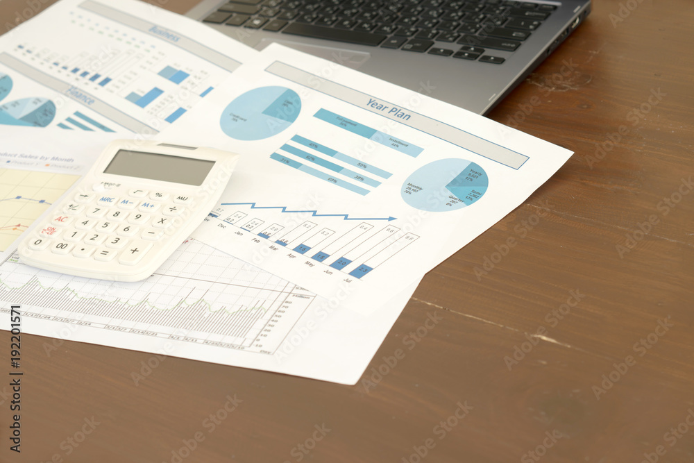 Obraz premium Business report show in digital tablet
