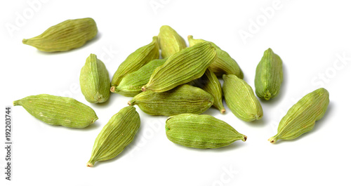 Cuadro en lienzo dried cardamom seeds isolated on white