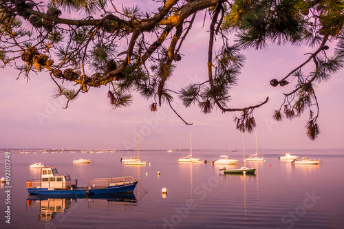 pinasse au soleil couchant