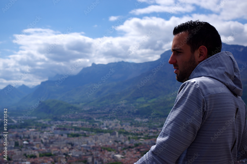 homme regardant grenoble depuis la bastille 