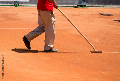Preparation of a tennis court for competitions