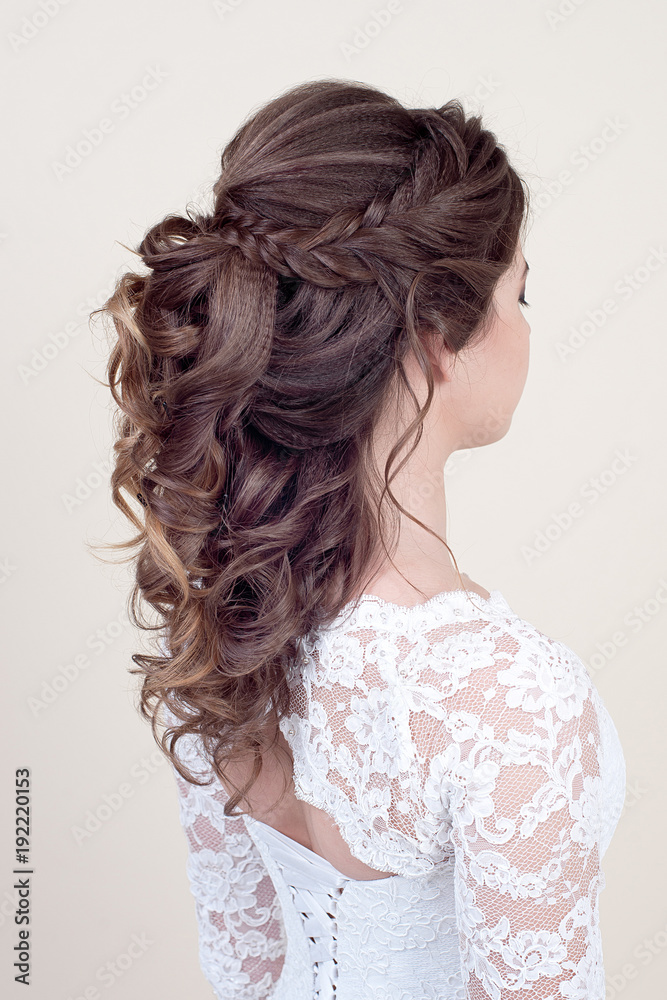 Beautiful girl with perfect fashion makeup and hairstyle. Elegant female  hairstyle for the wedding, unrecognizable rear view. Stock Photo | Adobe  Stock