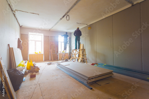 Fotografía Workers are installing plasterboard (drywall) for gypsum walls in apartment is under construction, remodeling, renovation, extension, restoration and reconstruction