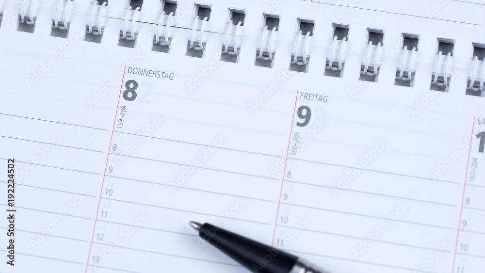 Kalender mit Textfreiraum und Kugelschreiber Kalender mit Textfreiraum und Kugelschreiber