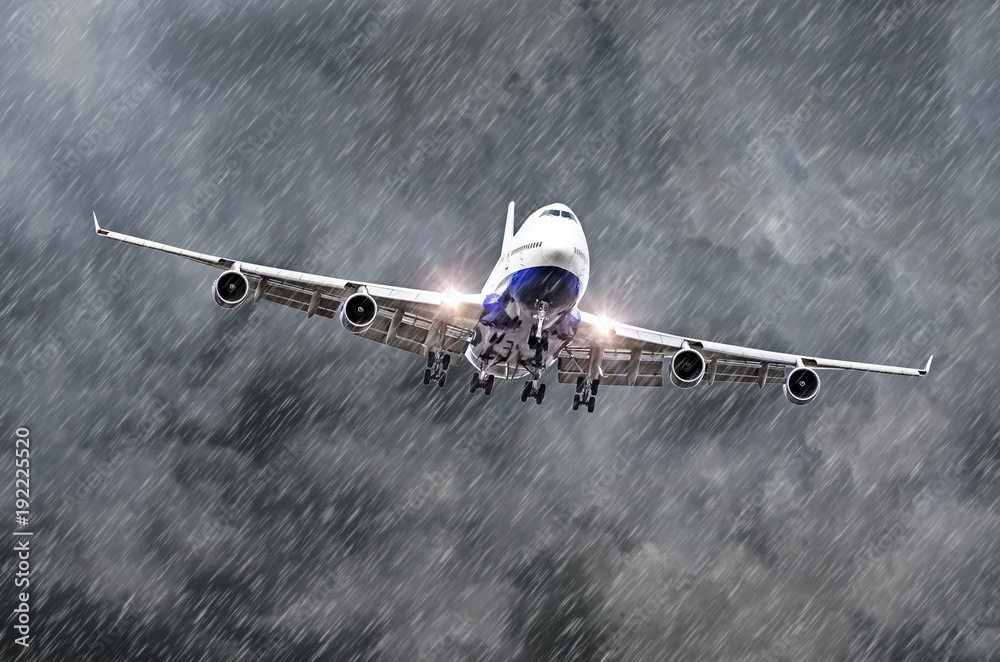 Naklejka premium Duży samolot pasażerski zbliża się do lądowania na lotnisku z powodu deszczu, złej pogody.