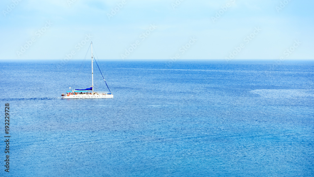 Obraz premium A sailing yacht sails in middle of sea