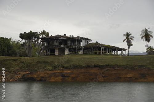 Tablou pe pânză La-Manuela Ranch Ruins in Guatape - Antioquia