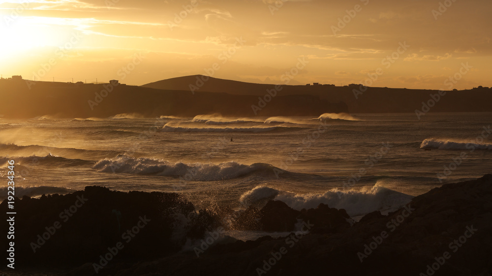 Fototapeta premium Puesta de sol en la Playa de Valdearenas, Liencres, Cantabria, España
