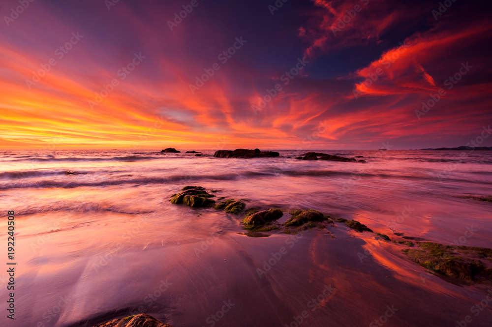 Obraz premium burning sky during sunset at Kudat beach, Malaysia.