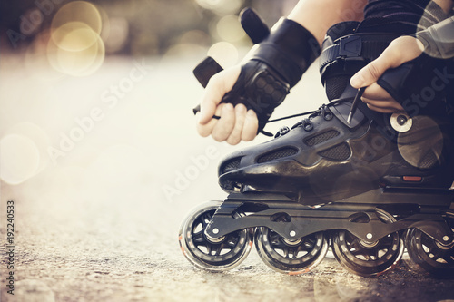 Setting of laces on roller skates