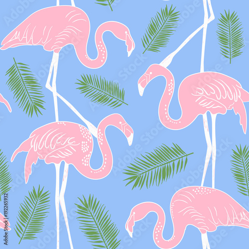z-recznie-malowanymi-flamingami-na-blekitnym-tle