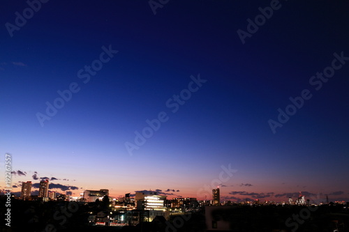 冬の澄んだ空と街並み