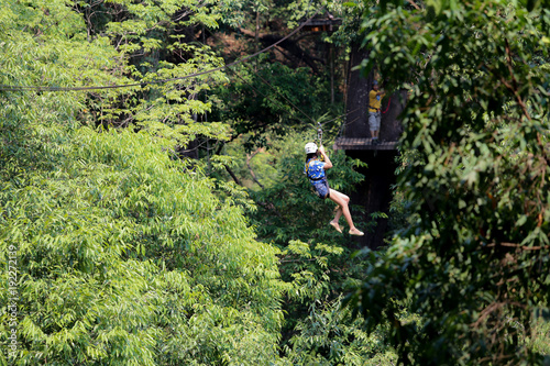 The adventure tourist Slinging in the forest