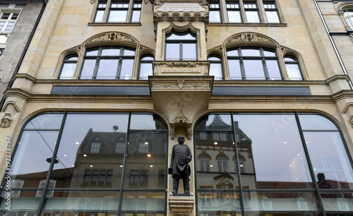 Fassade des Bismarckhauses mit der Bronzestatue Bismarcks in der Erfurter Altstadt photo