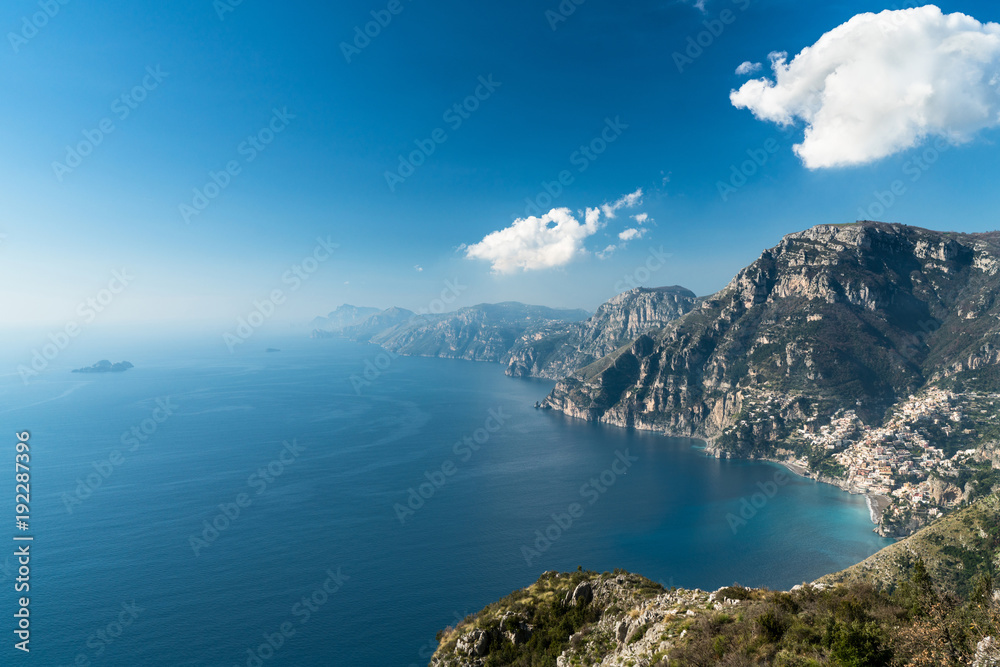 Il Sentiero degli Dei, partendo da Agerola e finendo a Nocelle, con vista di Positano, Praiano ed Amalfi. Italia
