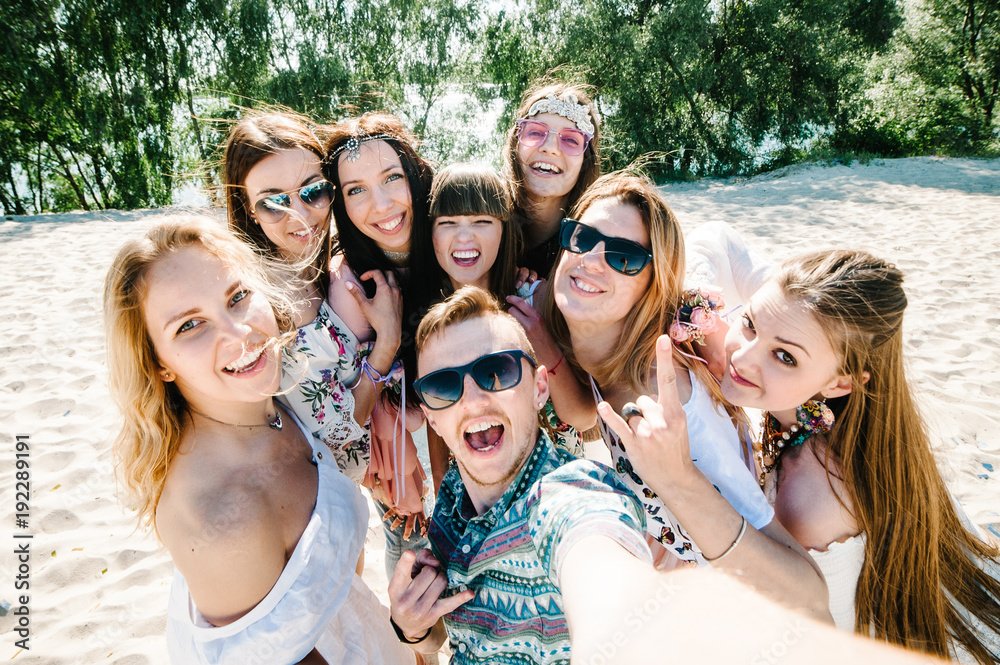 Beautiful happy stylish sexy young girls with man stand on sand beach on  background nature. Party Style boho. Maiden evening Hen-parties.  Bachelorette. Close up foto de Stock | Adobe Stock