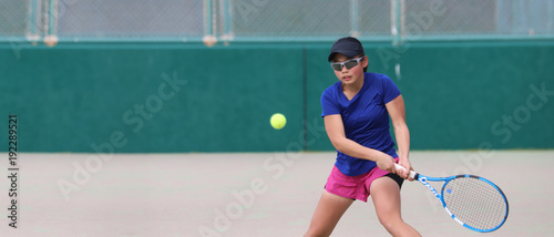 ジュニアテニスプレイヤー © DOUBLE BAGEL