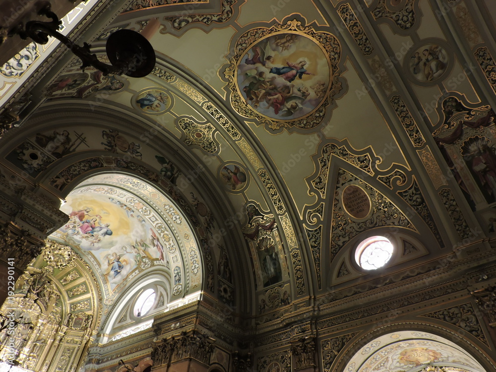 Espectaculares techos en el interior de la Basílica de la Macarena, Sevilla