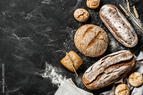Fotografia Bakery - rustic crusty loaves of bread and buns on black