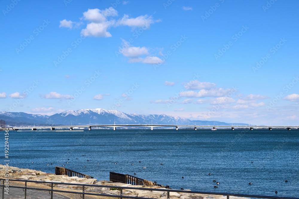 琵琶湖からの比良山系の眺め
