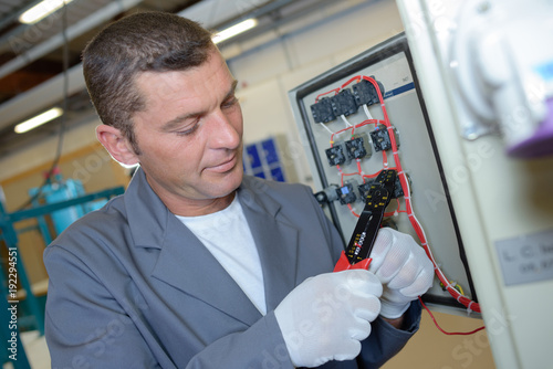 Canvastavla Electrician using cable strippers