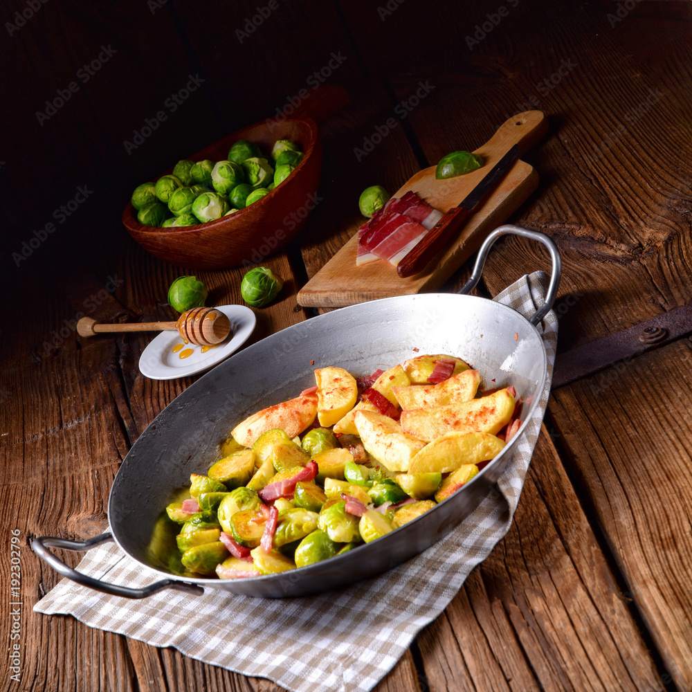 Obraz premium Brussels Sprouts with ham ,honey and roasted potatoes