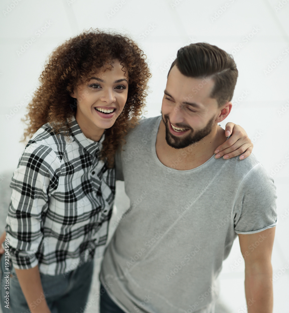 Obraz premium Top view modern young couple standing in new living room
