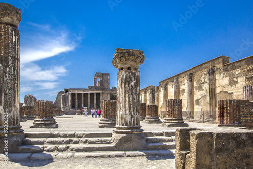 Cuadro en lienzo Ancient ruins in Pompeii -Thermopolium of archaeological remains of Via della Abbondanza street, Naples, Italy